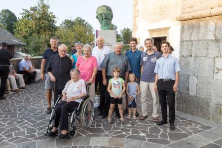 Boletova sestra Lea Zajc (na vozičku) in njuni sorodniki, škof Jurij Bizjak, kneški župnik Alojz Milharčič in soustanovitelj revije Ognjišče, duhovnik Silvester Čuk.